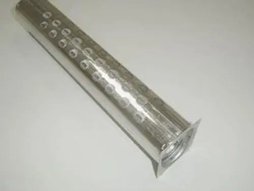 Aluminiumrohr mit perforierter Oberfläche und quadratischem Ende, möglicherweise für Einsatz in Heizsystemen, hergestellt von Remeha.